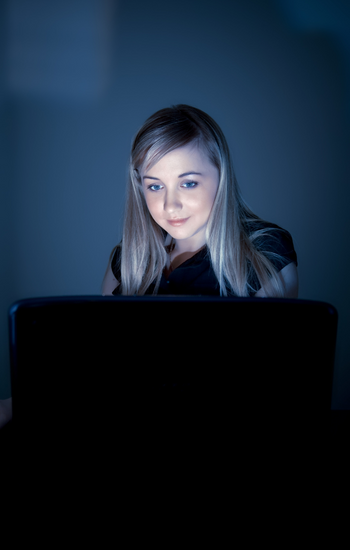 MAVİ IŞIK NEDİR? CİLDİME YA DA GÖZLERİME ZARARI VAR MIDIR?